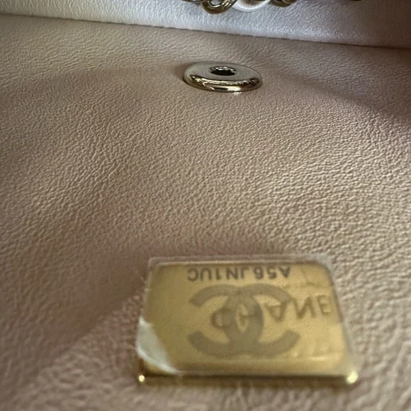 BEAUTIFUL Chanel 21a beige classic mini square - Picture 10 of 13
